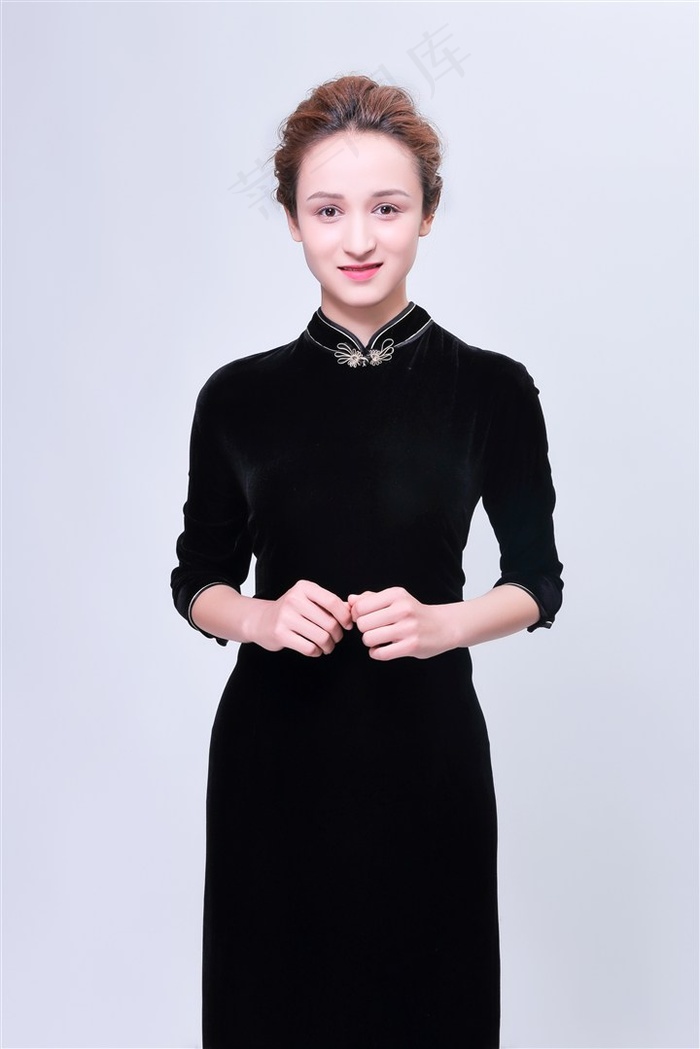 男孩喂姐姐吃萝卜好吗