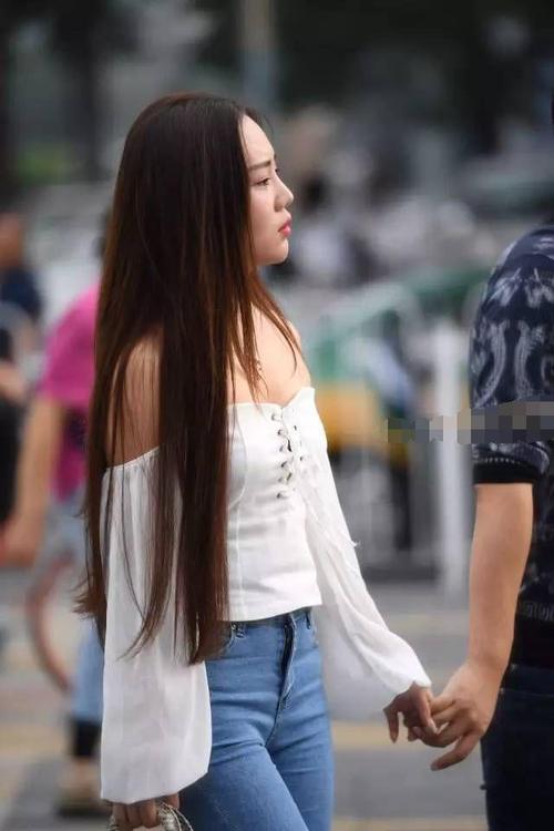 小乌酱黑白双丝脚足在线播放