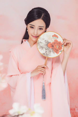 伸进衣服里吃奶捏胸舌吻